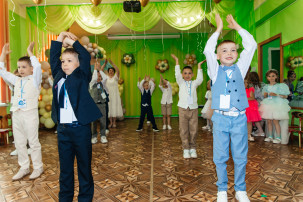 Выпускной в подготовительной группе «Дельфинчики» Выпускной в подготовительной группе «Дельфинчики».